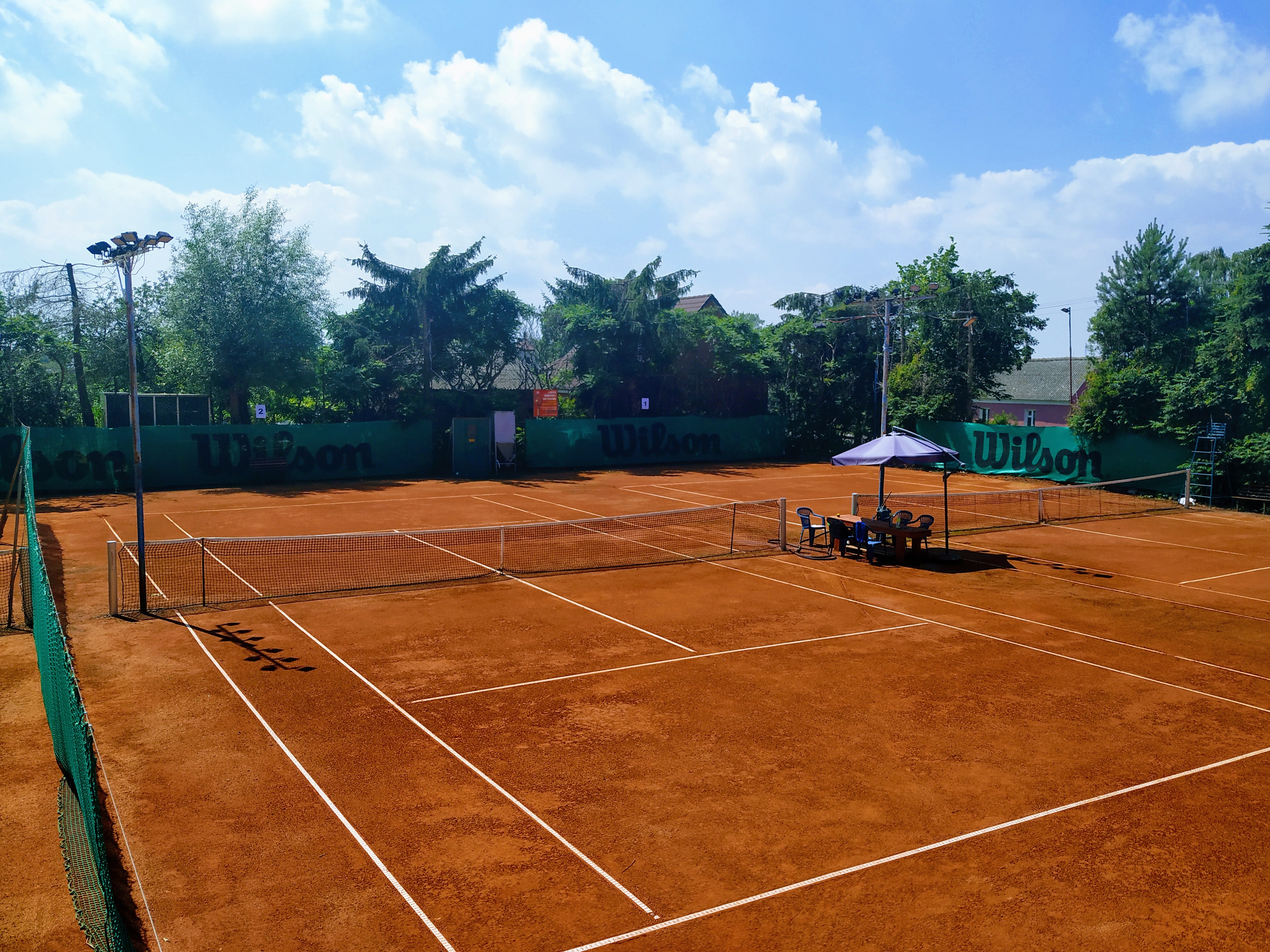 Korty tenisowe Artenis Wronki — ceglana nawierzchnia z siatką Wilsona